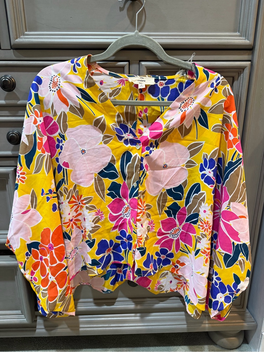 entro Yellow Floral V-Neck Women’s Blouse with Pink & Blue Blooms- size sm- NWOT